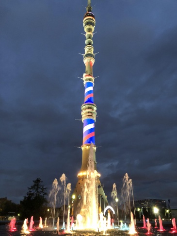Останкинская башня окрасилась в цвета российского триколора